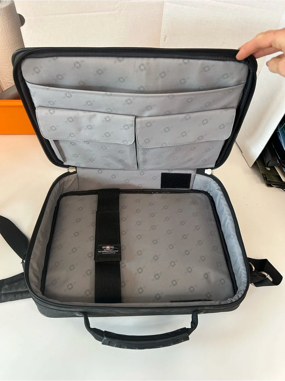 Black Men's Laptop Messenger Bag - Swiss Gear